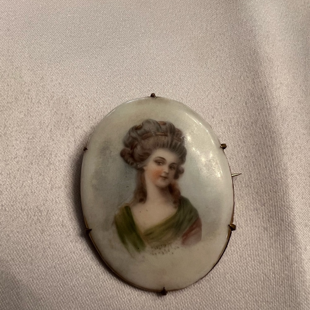 Vintage Cameo Goldtone Hand Painted Brooch Pin.
Possibly Made In France?